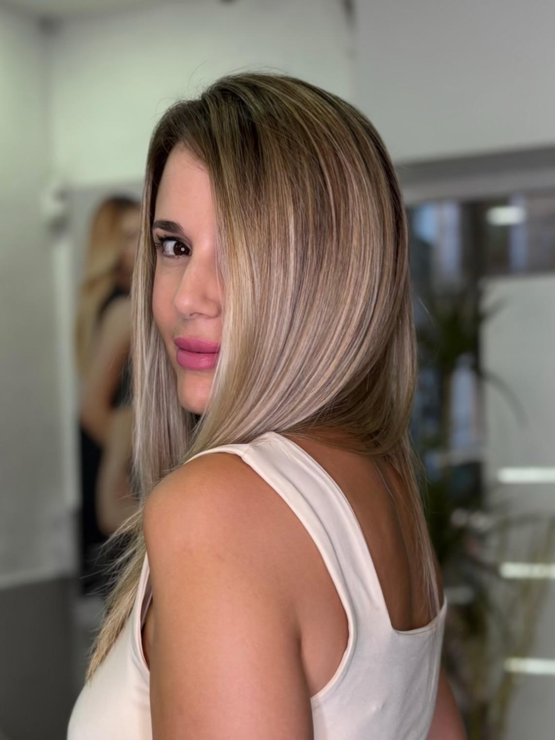 Balayage ceniza en D'Raggio Estilistas Barcelona