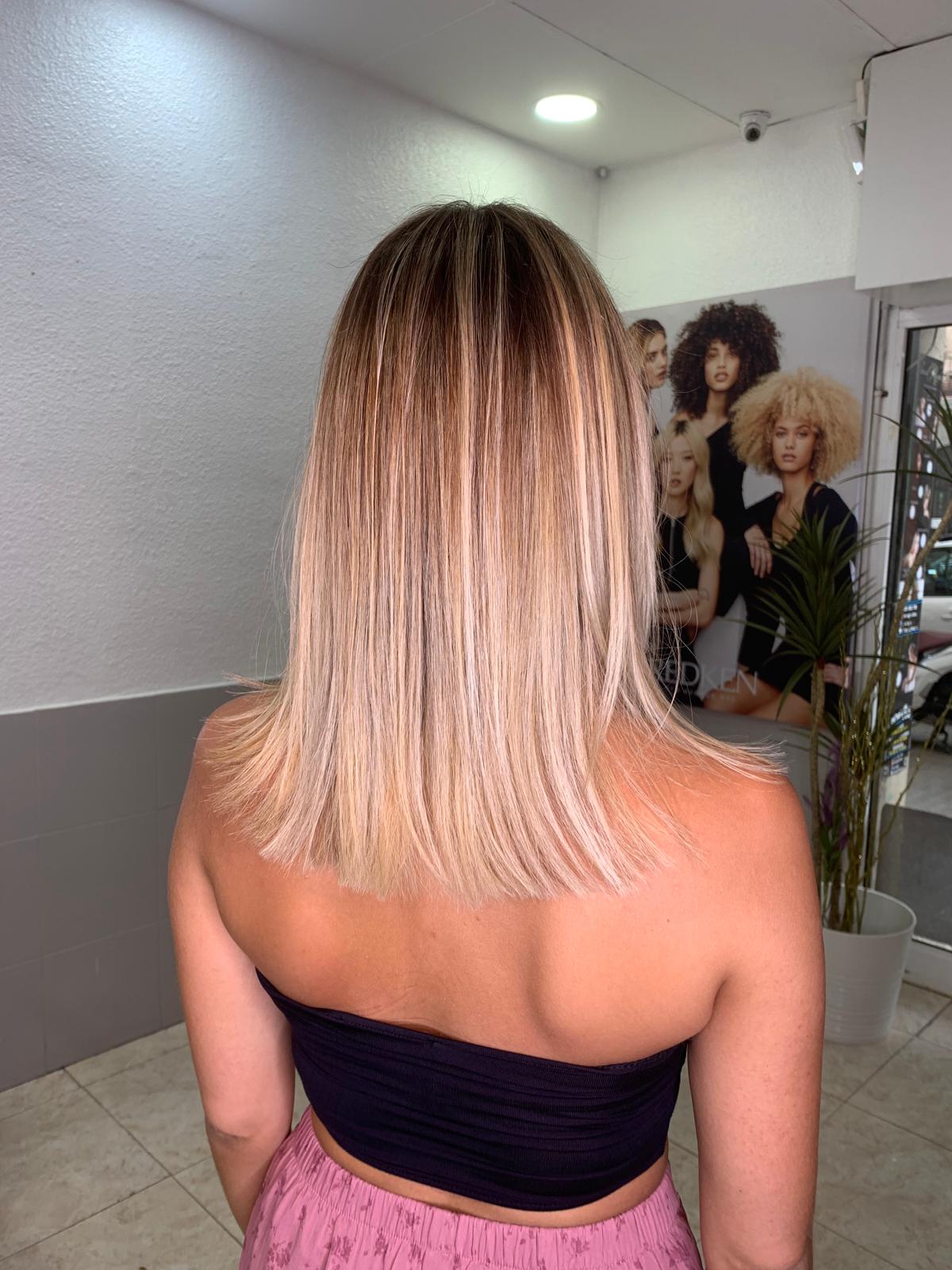 Balayage rubio liso en D'Raggio Estilistas Barcelona