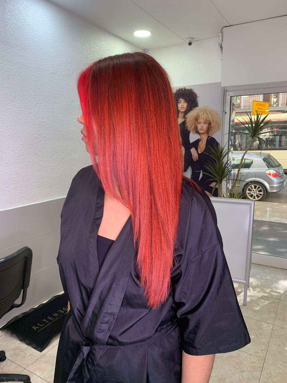 Color rojo intenso en D'Raggio Estilistas Barcelona